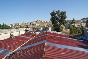 Rimozione eternit - rimozione copertura in eternit da un edificio Rimozione eternit - montaggio nuova copertura in lastre di metallo
